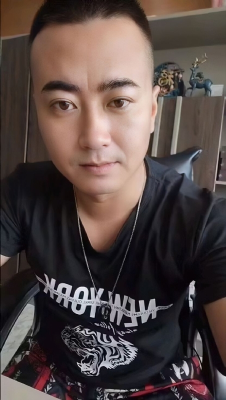 Luck耀的第一张照片--香港交友中心